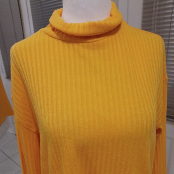 4/$40 Yellow Turtleneck - Size Medium - Picture 2 of 7